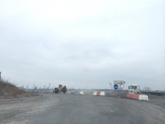 Drumul groazei pentru TIR-işti: încă un autotren a rupt parapetul şi a căzut în gol